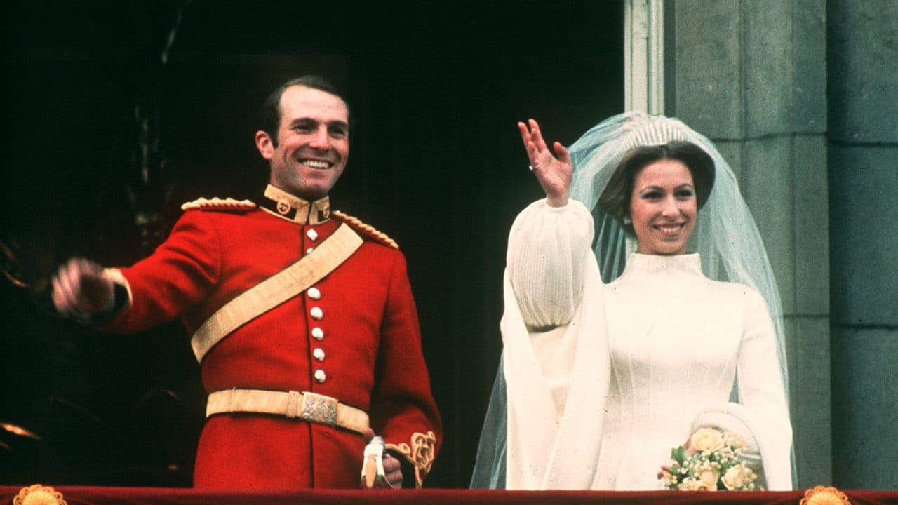 Prinzessin Anne und Mark Phillips winken glücklich nach ihrer Hochzeit vom Balkon des Buckingham-Palastes.