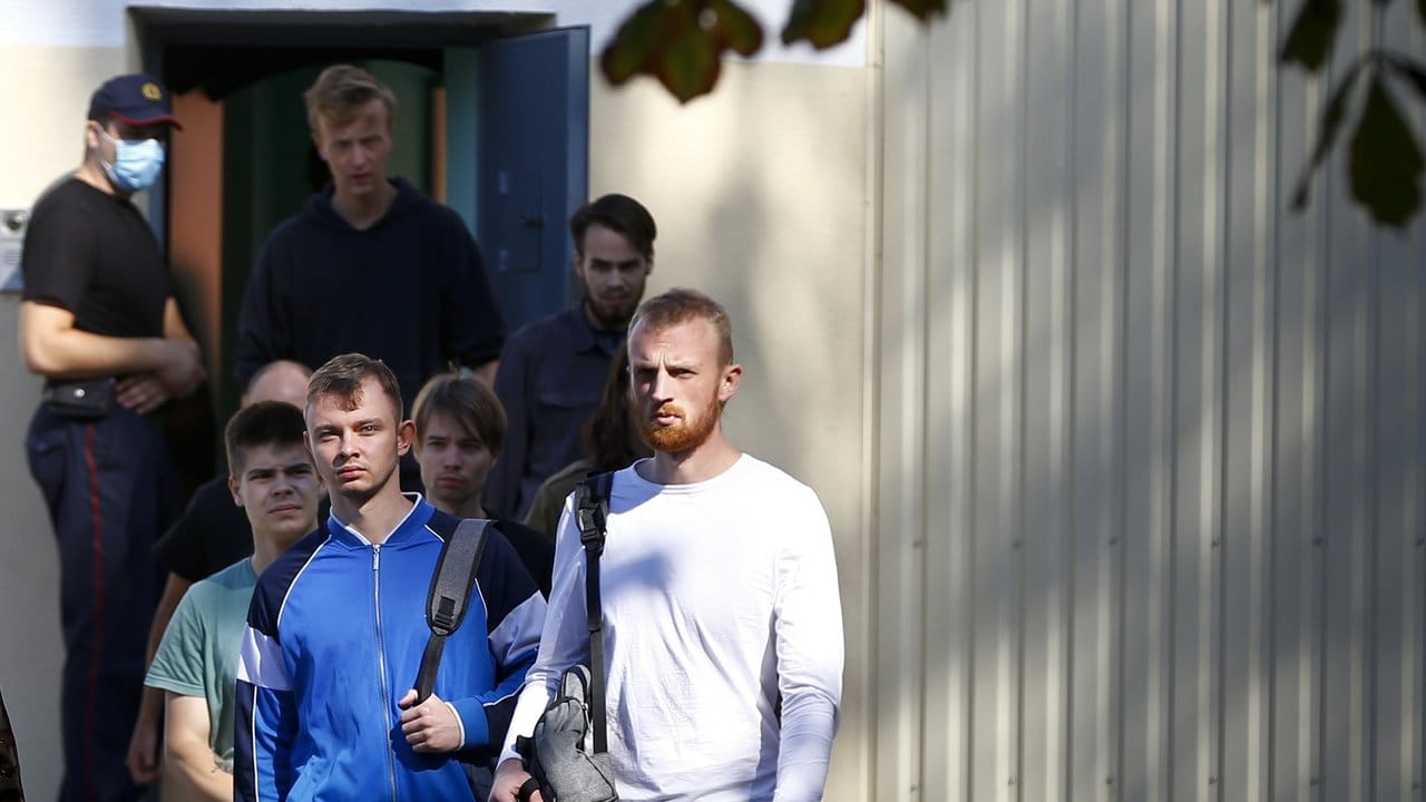 Männer verlassen eine Haftanstalt in Minsk.
