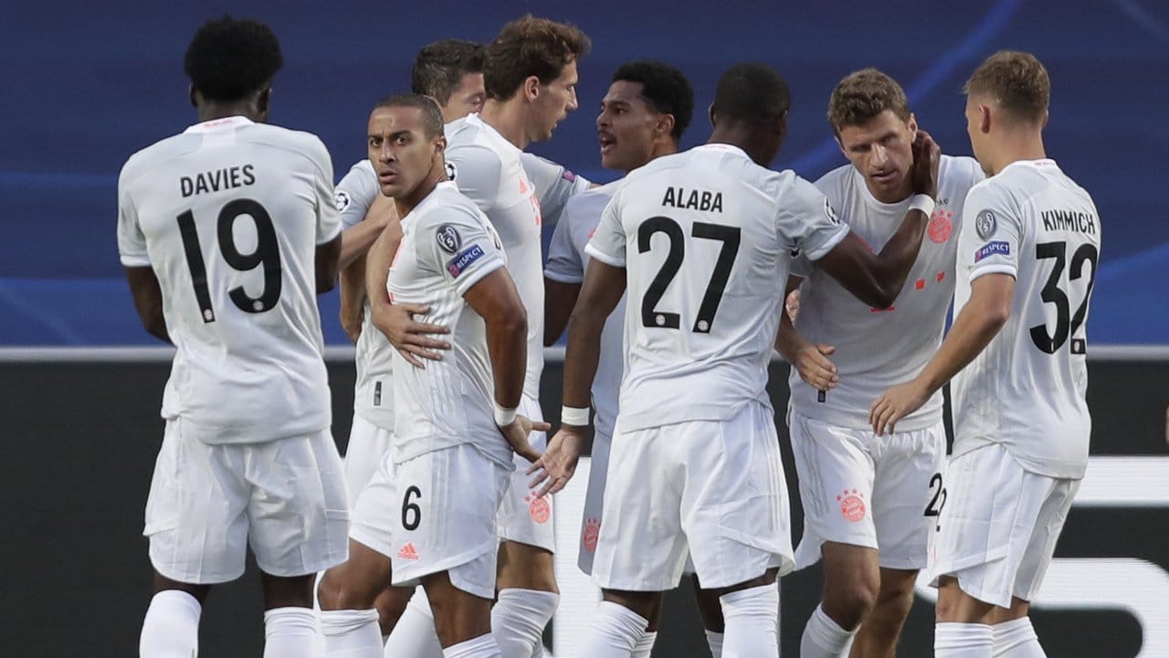 Der FC Bayern München hatte keine Mühe mit dem FC Barcelona und erreichte locker das Halbfinale. Der FC Bayern München hatte keine Mühe mit dem FC Barcelona und erreichte locker das Halbfinale.
