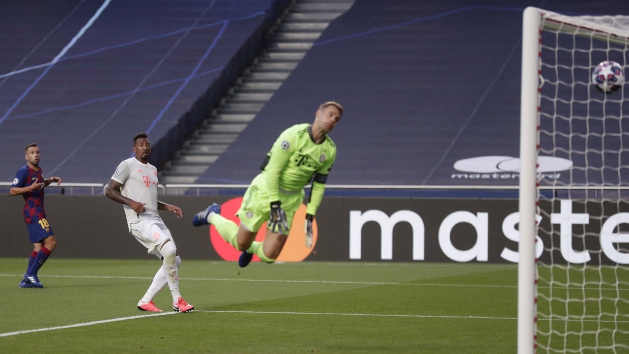 Kurz nach der Führung kassierte Bayern-Torhüter Manuel Neuer ein unglückliches Eigentor von David Alaba (nicht im Bild). Kurz nach der Führung kassierte Bayern-Torhüter Manuel Neuer ein unglückliches Eigentor von David Alaba (nicht im Bild).