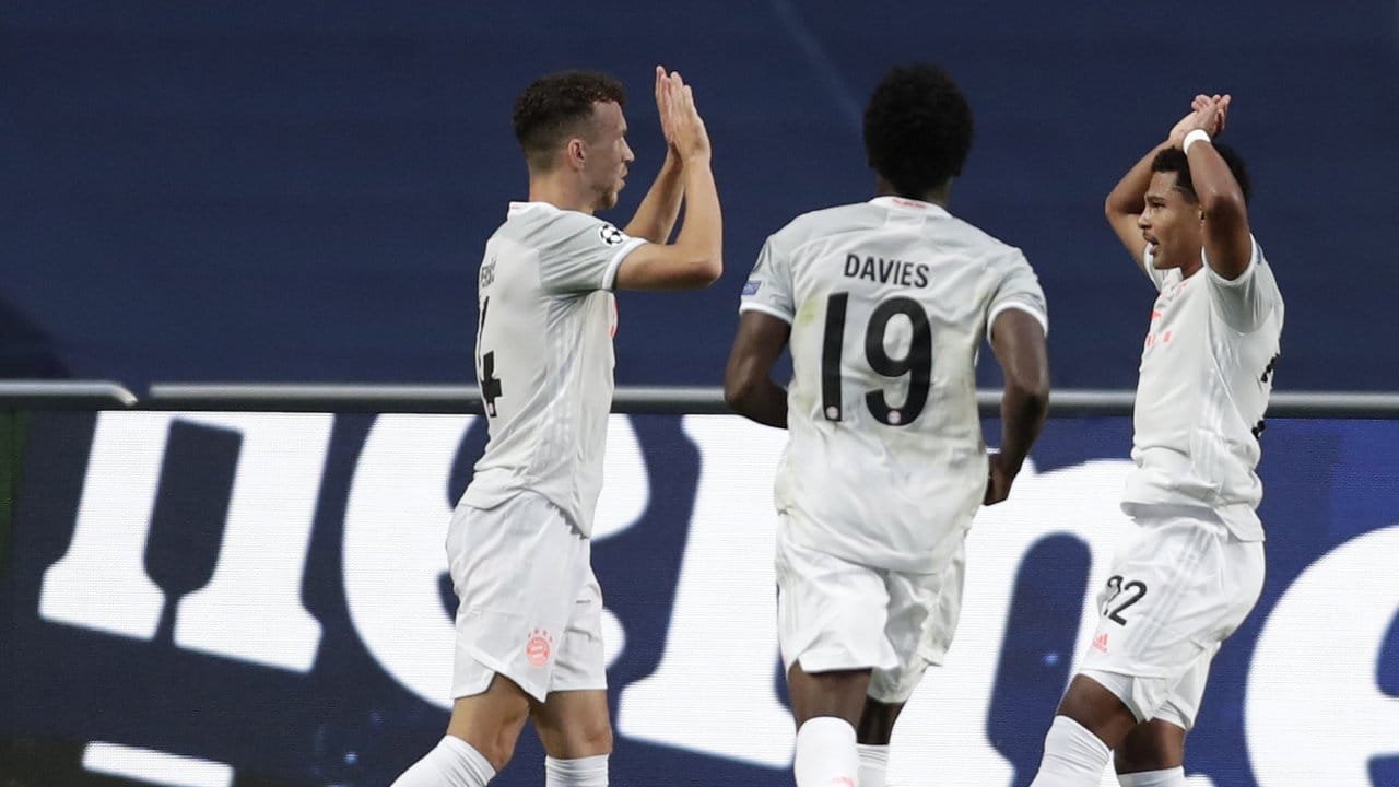 Ivan Perisic (l) bejubelt seinen Treffer mit Serge Gnabry (r) und Alphonso Davies. Ivan Perisic (l) bejubelt seinen Treffer mit Serge Gnabry (r) und Alphonso Davies.