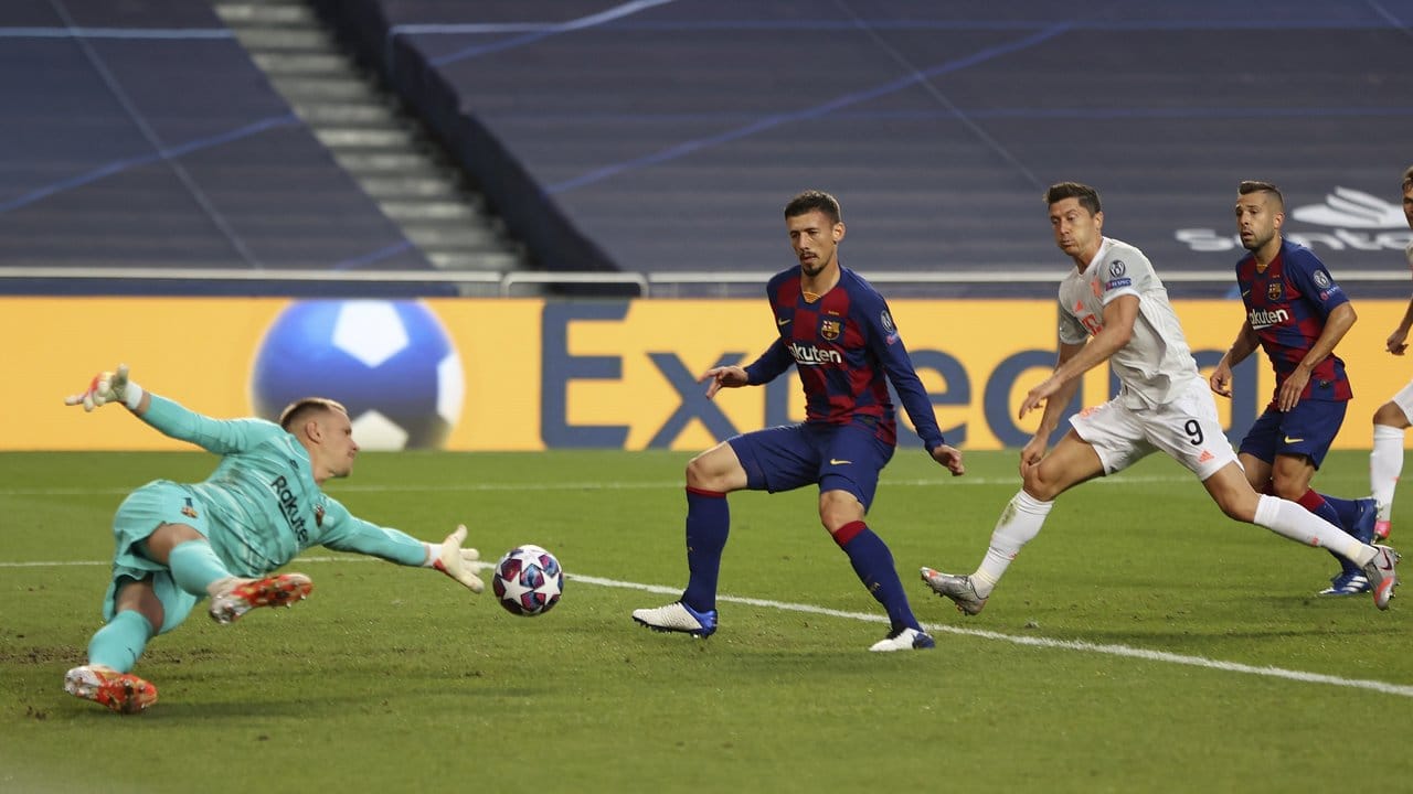 Barcelonas Torhüter Marc-André ter Stegen (l) konnte sich nur selten auszeichnen und erlebte einen bitteren Abend. Barcelonas Torhüter Marc-André ter Stegen (l) konnte sich nur selten auszeichnen und erlebte einen bitteren Abend.