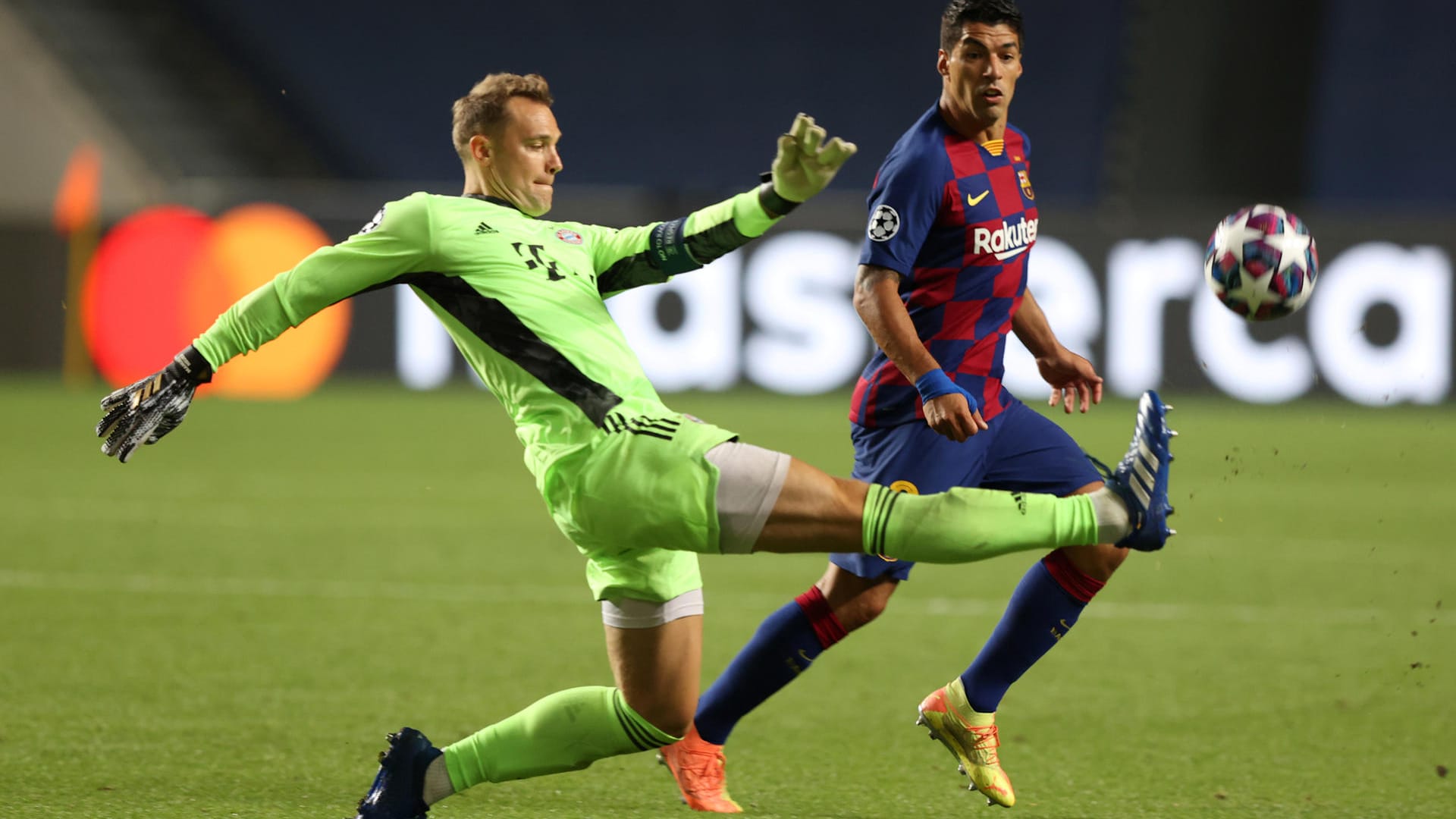 Manuel Neuer: Das Torwartduell mit Nationalmannschaftskollegen Marc-André ter Stegen entschied Neuer klar für sich. Dabei musste er gegen das zahnlose Barcelona nicht einmal seine ganze Weltklasse zeigen. Bei Alabas Bogenlampeneigentor war er den entscheidenden Schritt zu weit vorm Tor. NOTE 2