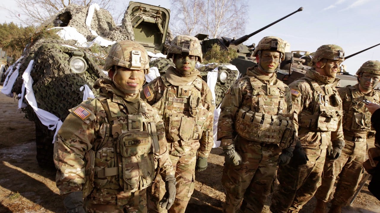 US-Soldaten stehen vor Beginn einer Übung mit polnischen Truppen in Zagan (Polen).