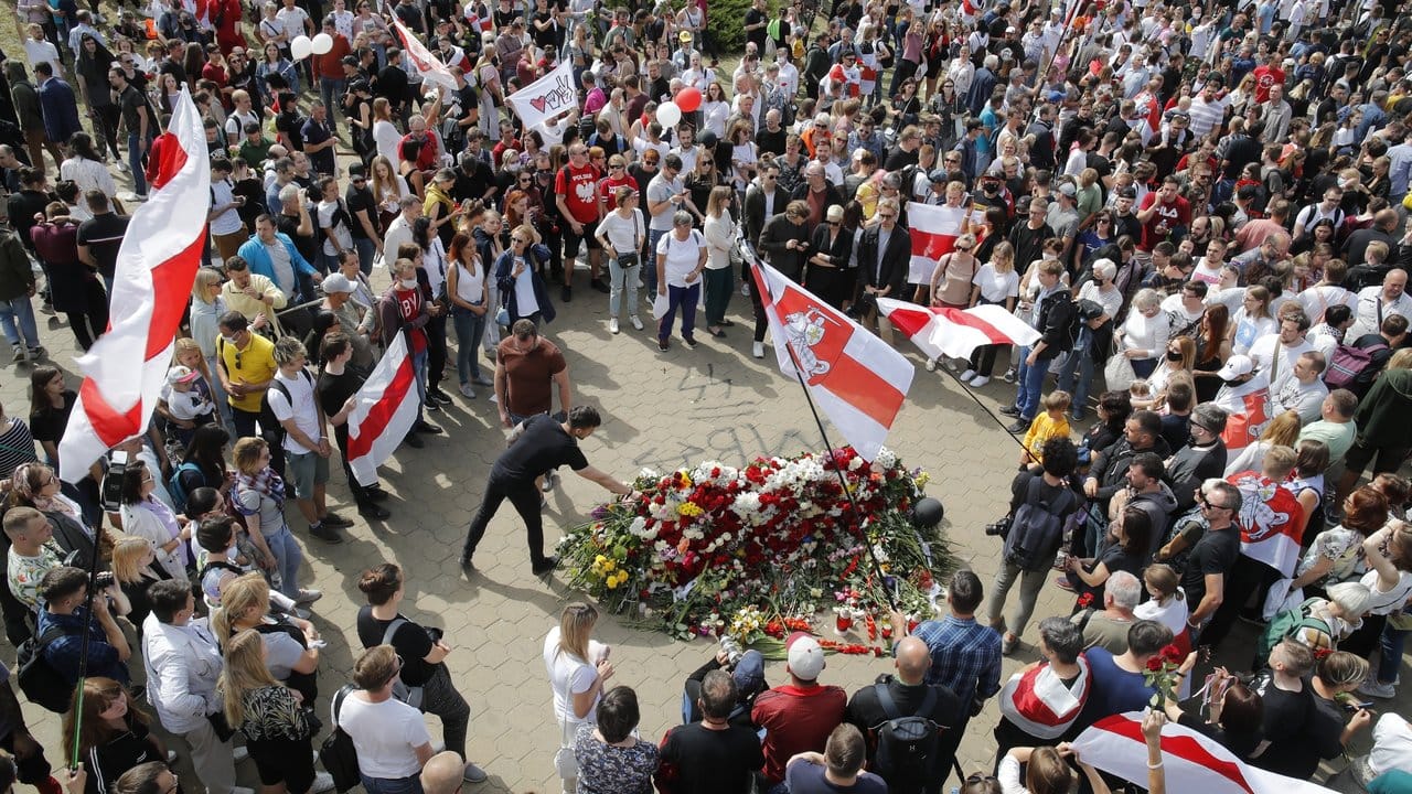 Menschen sammeln sich am Ort, an dem ein Demonstrant getötet wurde, und legen Blumen nieder.