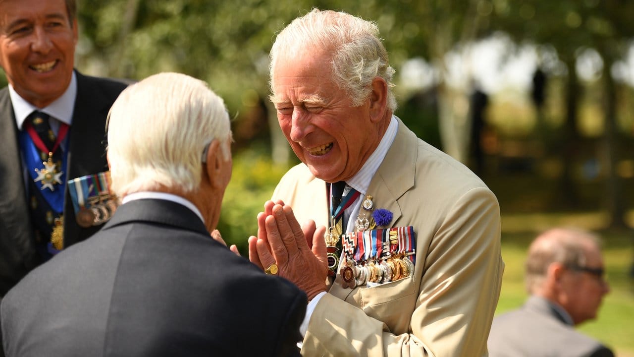 Prinz Charles (r), Prinz von Wales, begrüßt anlässlich des Tages der Kapitulation Japans im Zweiten Weltkrieg am National Memorial Arboretum einen Veteranen.