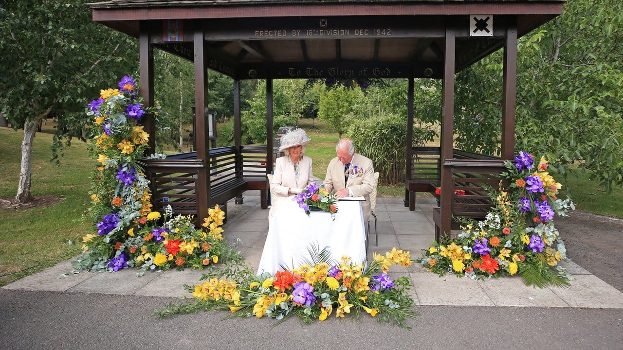 Prinz Charles, Prinz von Wales, und seine Frau Camilla, Herzogin von Cornwall, tragen sich anlässlich des Tages der Kapitulation Japans im Zweiten Weltkrieg am National Memorial Arboretum in ein Gedenkbuch ein.