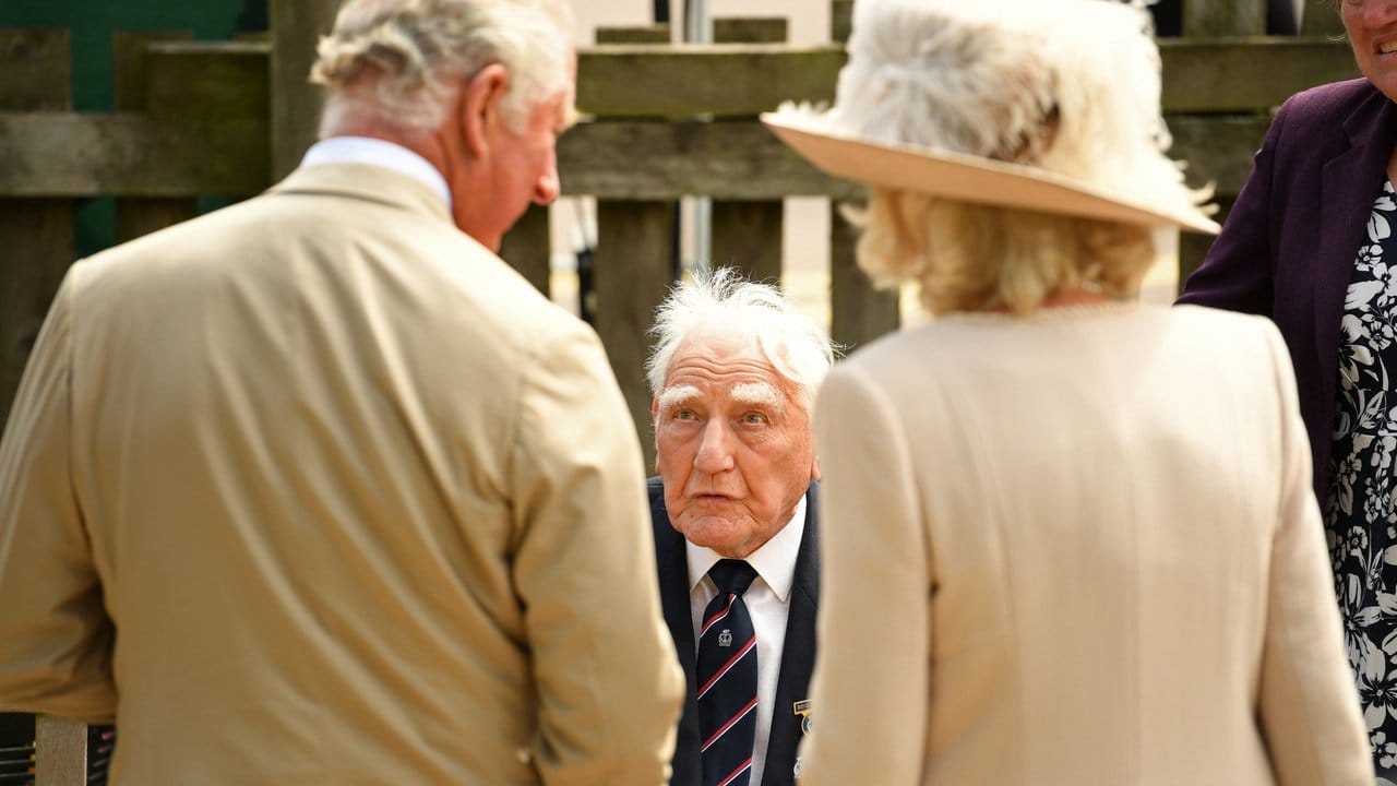 Prinz Charles (r), Prinz von Wales, und seine Frau Camilla, Herzogin von Cornwall, sprechen mit einem Veteranen.