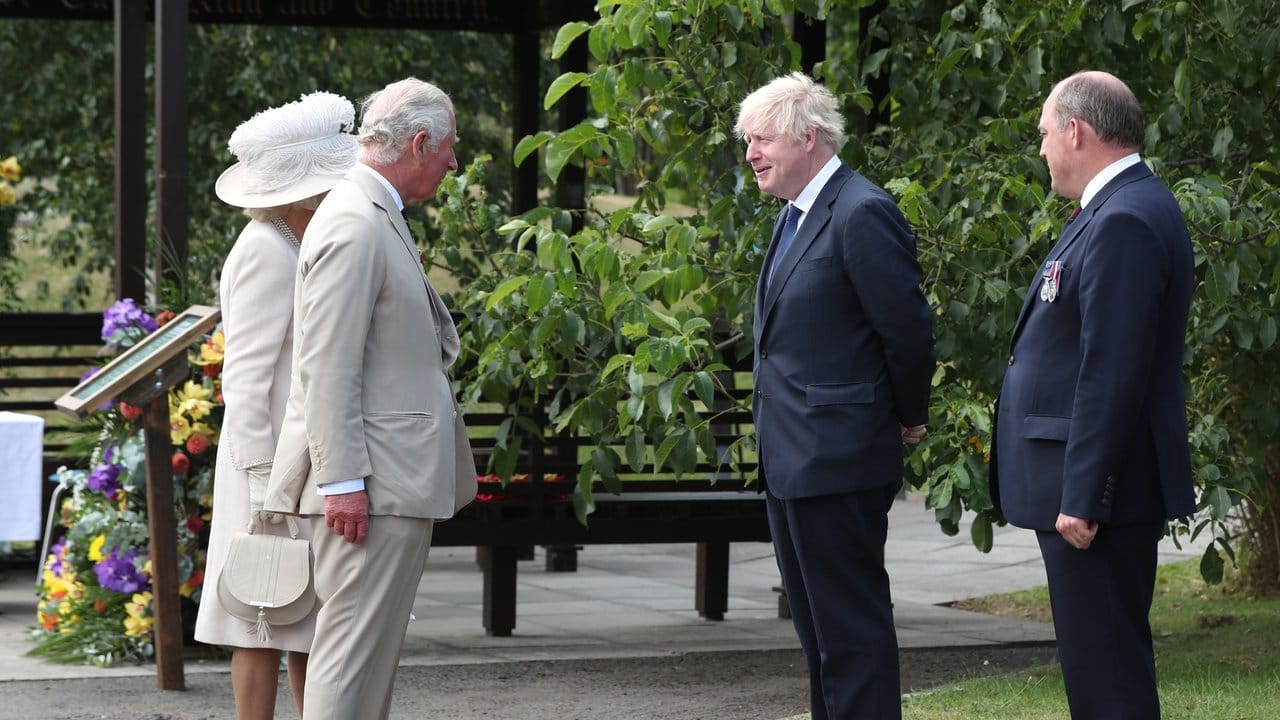 Prinz Charles und seine Frau Camilla sprechen am National Memorial Arboretum mit Boris Johnson und Ben Wallace.