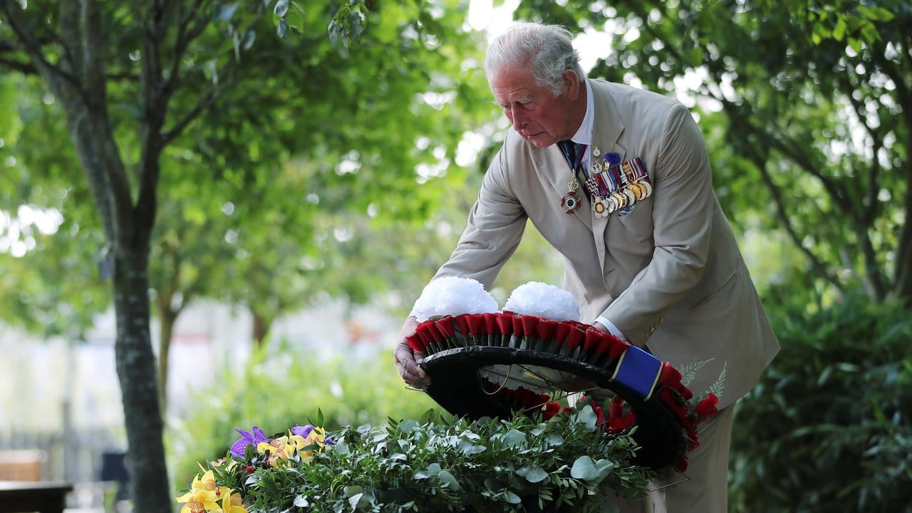 Prinz Charles legt anlässlich des Tages der Kapitulation Japans im Zweiten Weltkrieg am National Memorial Arboretum einen Kranz nieder.