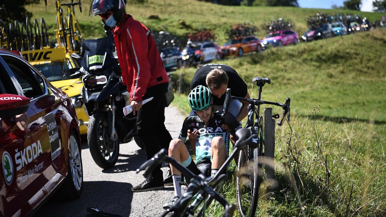Buchmann (M) vom Team von Bora-hansgrohe ist nach einem Sturz auf der vierten Etappe aus der Dauphiné-Rundfahrt ausgestiegen.