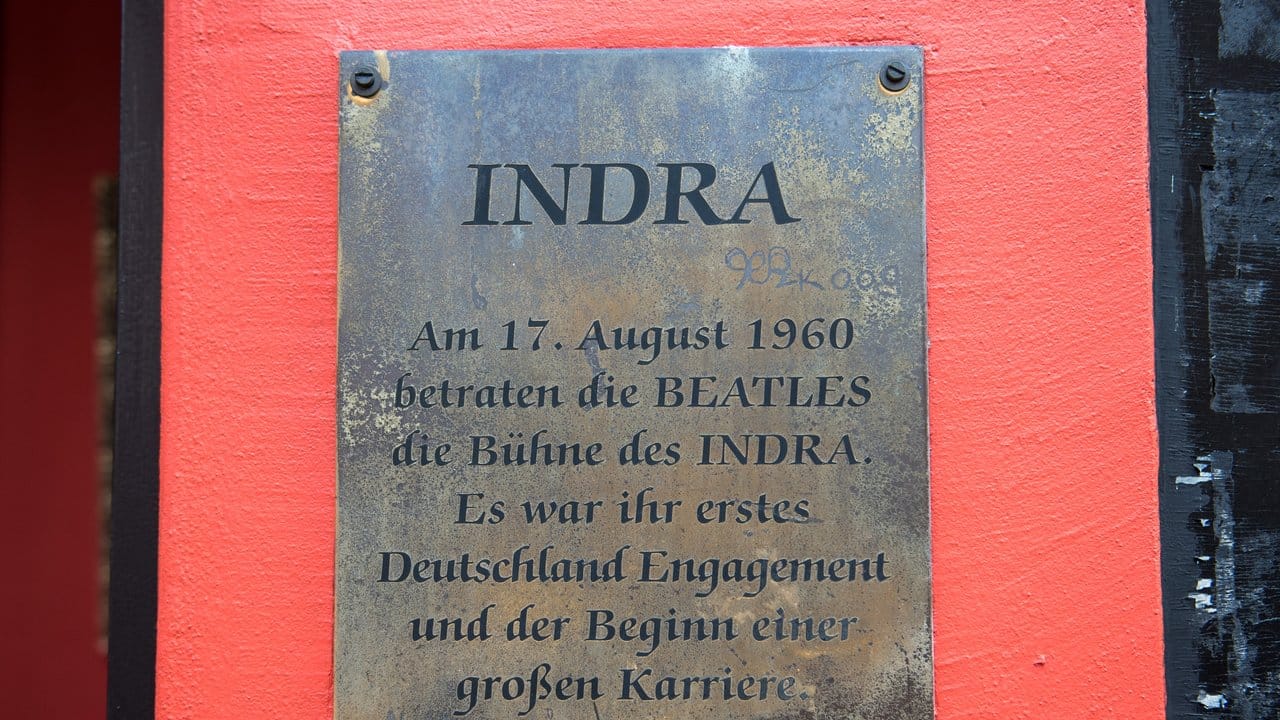 Eine Beatles-Gedenkplakette am Musikclub "Indra".