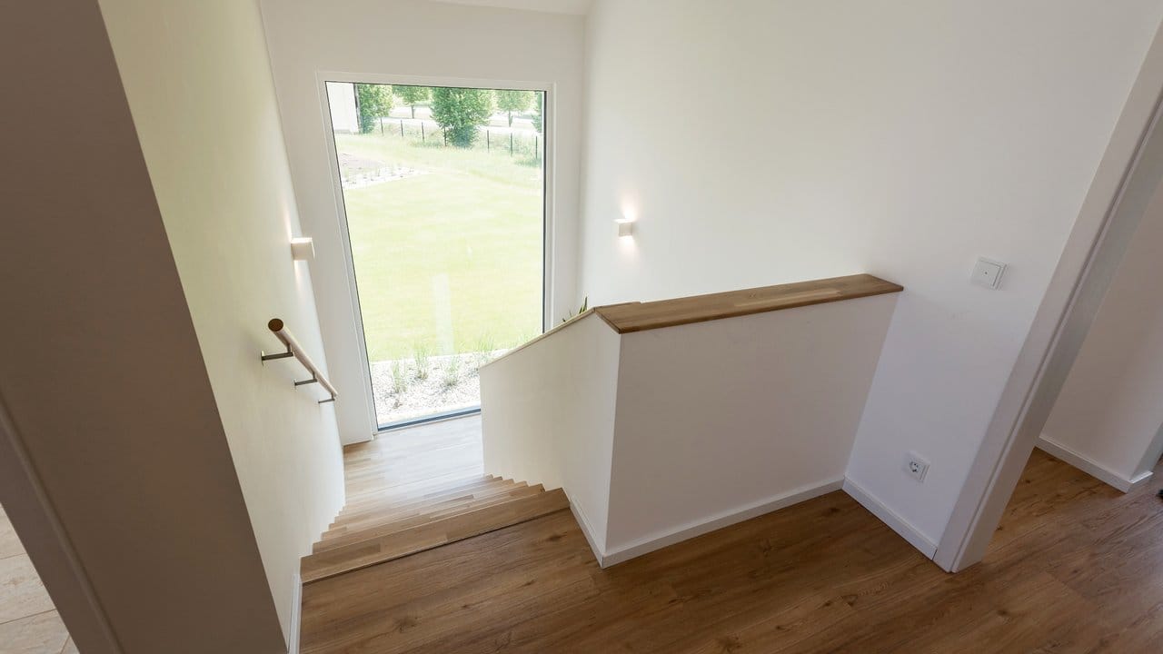 In Treppenhäusern können große Fensterflächen für viel Licht sorgen.