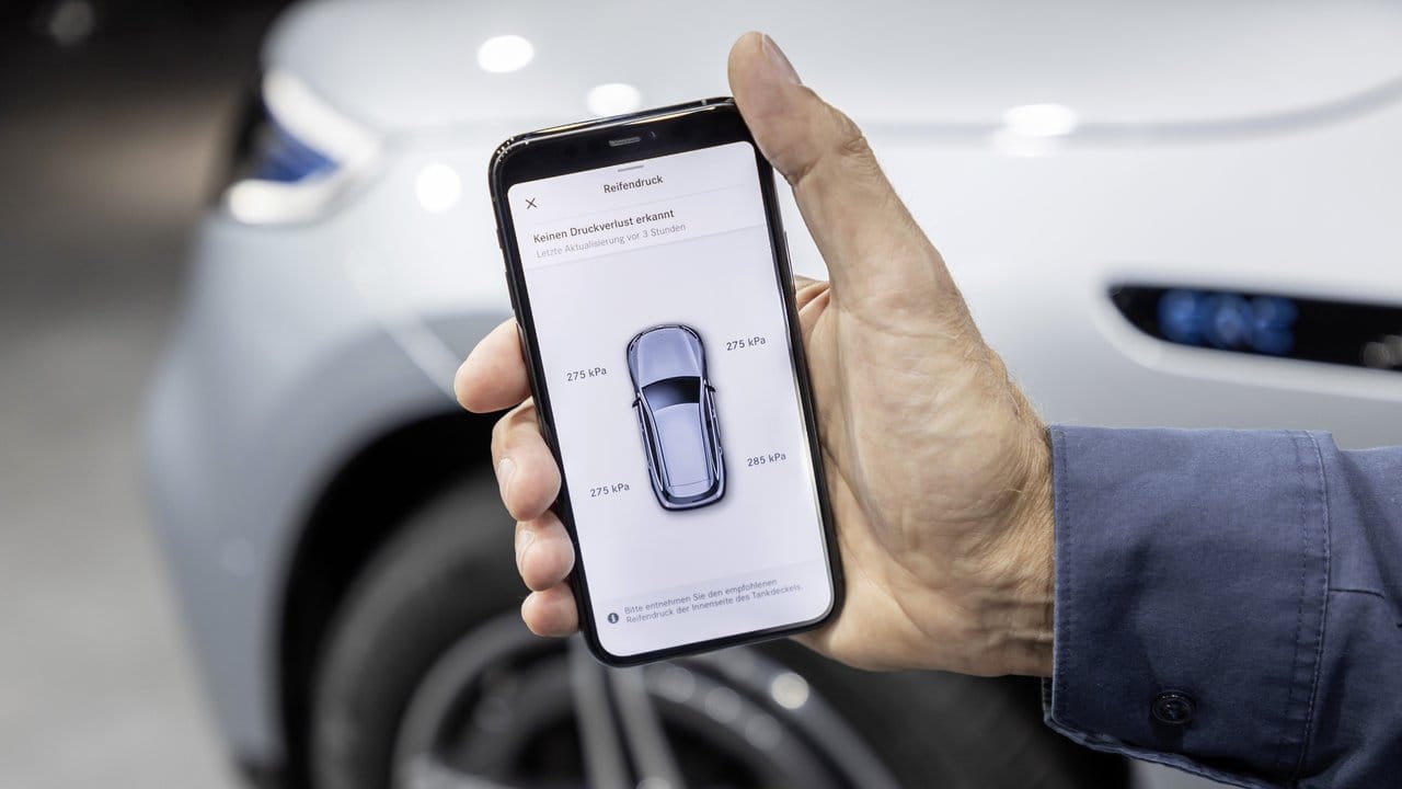 Reifendruckkontrolle für einen Mercedes in der Me-App. Reifendruckkontrolle für einen Mercedes in der Me-App.