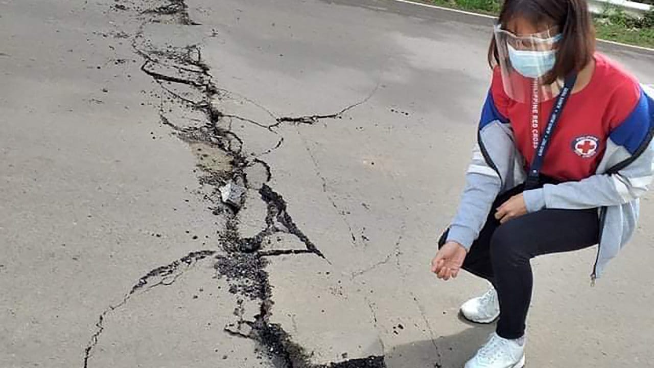 Risse auf einer Straße, nachdem sich ein schweres Erdbeben auf der philippinischen Insel Masbate ereignet hat.
