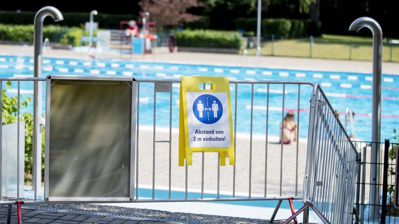 Abstandhalten im Schwimmbad: Auch Freibäder haben sich in diesem Sommer den Corona-Regeln angepasst.