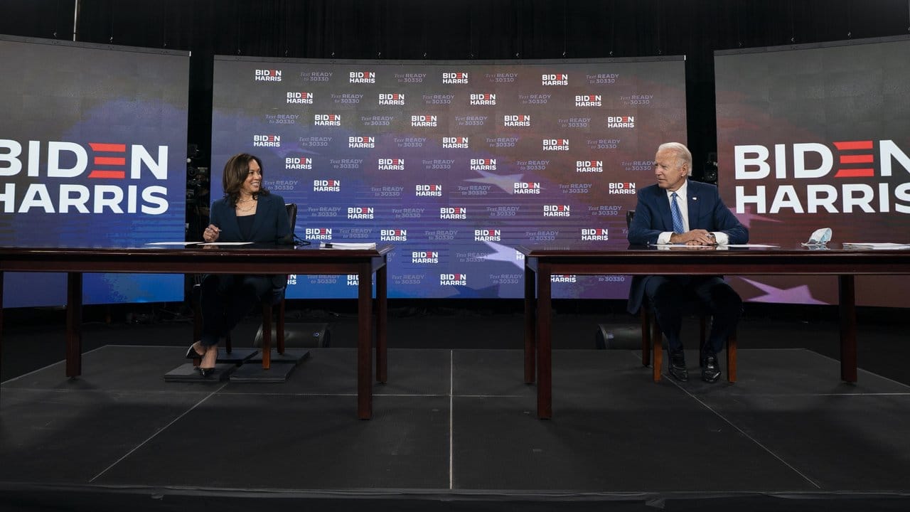 Joe Biden (r), demokratischer Bewerber um die Präsidentschaftskandidatur und ehemaliger US-Vizepräsident, und Kamala Harris, demokratische Senatorin von Kalifornien und Vize-Präsidentschaftsbewerberin für die Präsidentschaftswahlen 2020.