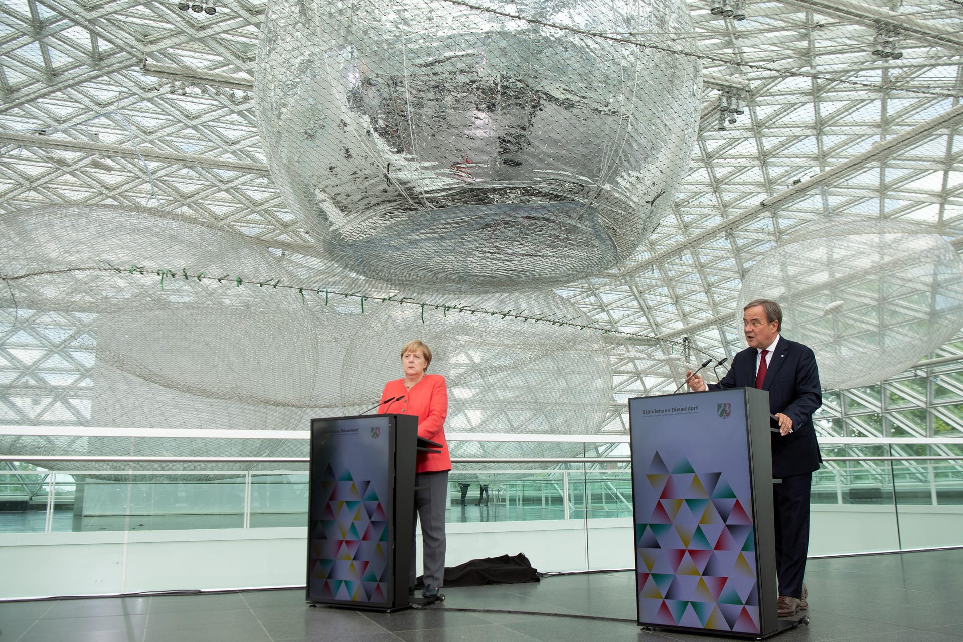 In Düsseldorf fand der Medientermin unter der mächtigen Glaskuppel des Ständehauses statt.