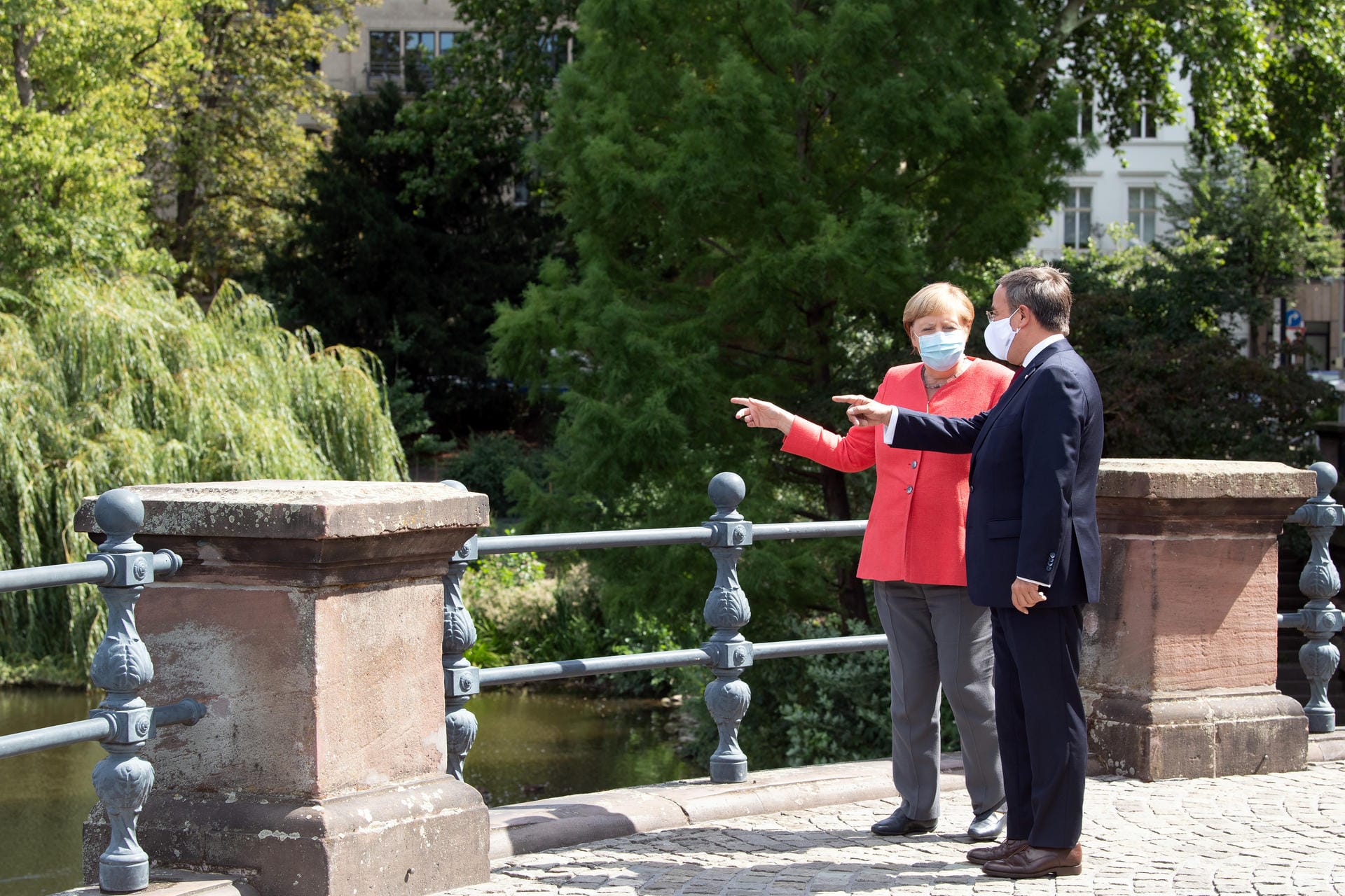 Auch vor dem Düsseldorfer Ständehaus gibt es einen See. Merkel und Laschet behielten jedoch festen Boden unter den Füßen.