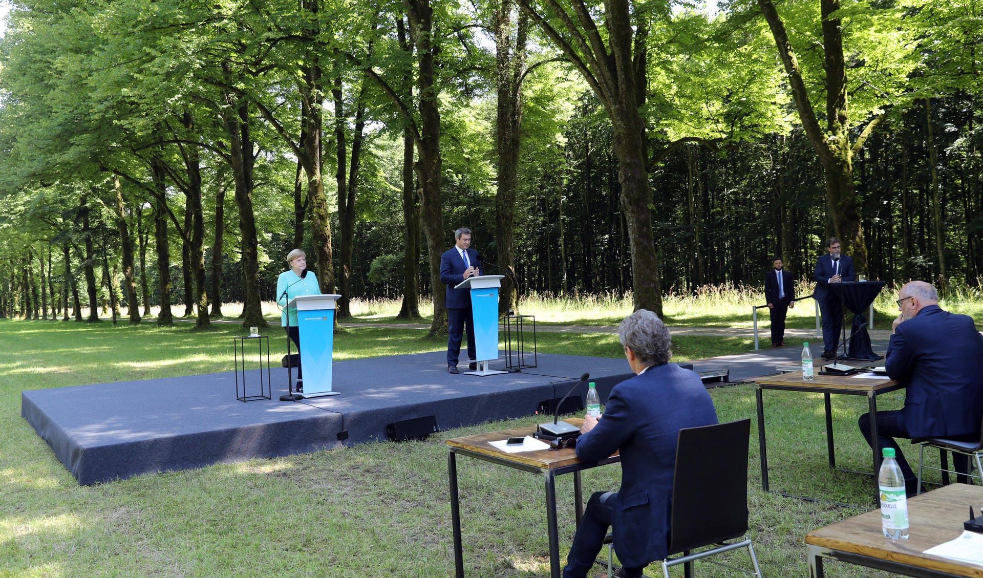 Nach dem Besuch der bayerischen Kabinettssitzung: Unter den Bäumen des Schlossparks auf Herrenchiemsee.