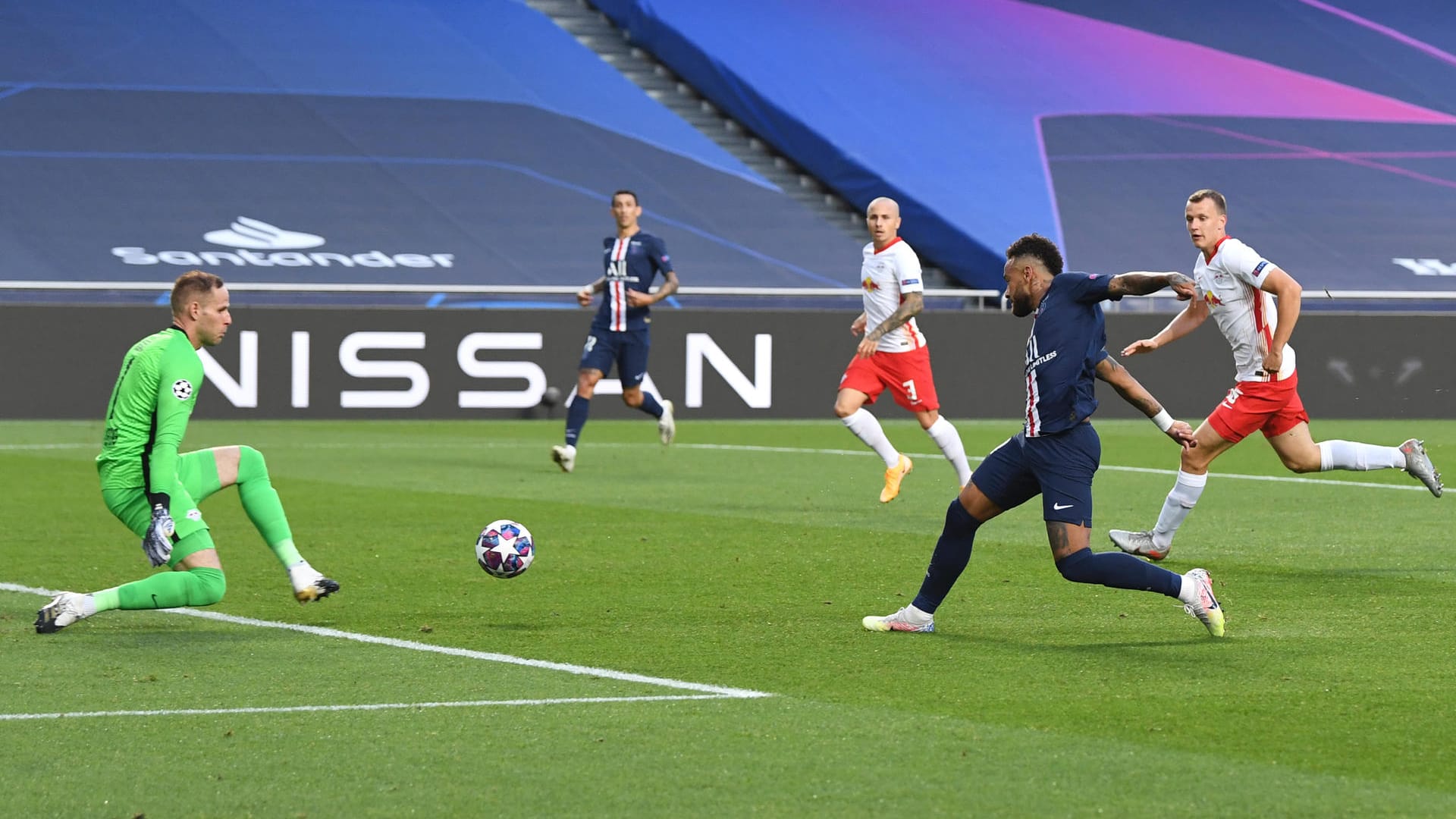 Peter Gulacsi: Im Tor mit Licht und Schatten. Vereitelte zwar in der zweiten Halbzeit mehrere Großchancen wie die von Mbappé in der 72. Minute, zeigte aber auch einige Unsicherheit. Allen voran vor dem 0:2, das er durch einen haarsträubenden Fehlpass einleitete. Note: 4.