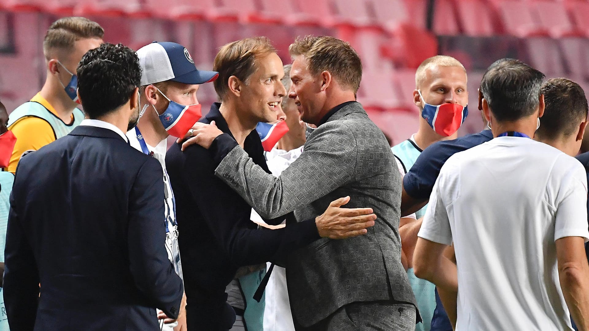 Julian Nagelsmann (M., grauer Anzug) hat das deutsche Trainerduell in der Champions League gegen Thomas Tuchel (l. daneben) verloren. Seine Leipziger verloren deutlich mit 0:3 gegen Paris, was an teilweise haarsträubenden individuellen Fehlern lag. Die Leipziger in der t-online.de-Einzelkritik.