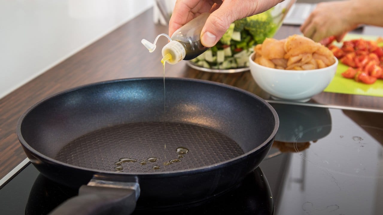 Diabetiker setzen beim Kochen lieber auf hochwertige Öle und sollten Fleisch nicht zu dunkel anbraten.