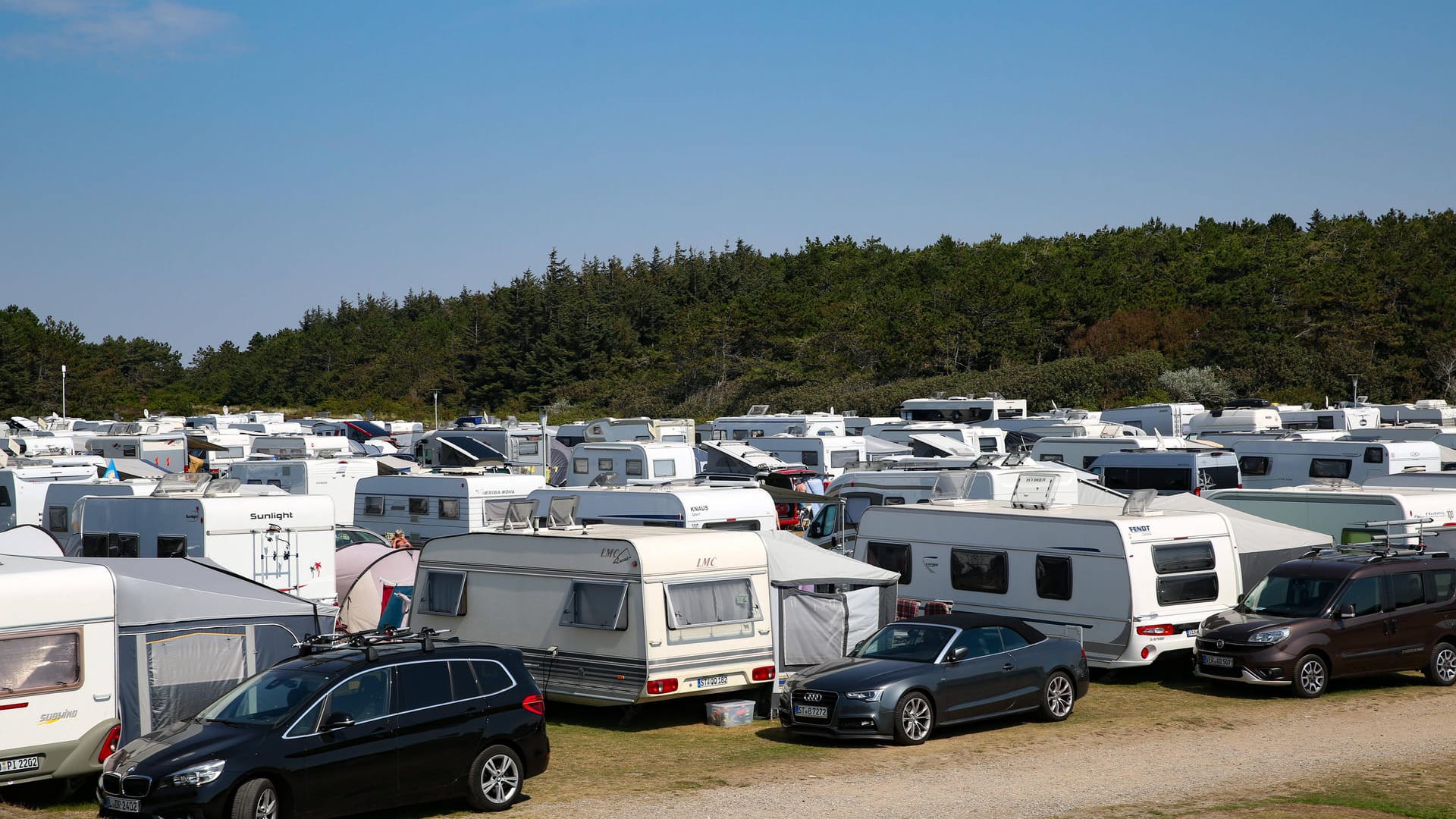 Campingplatz auf Sylt: Weil viele Menschen Urlaub in Deutschland geplant haben, wurde Camping wieder deutlich beliebter.