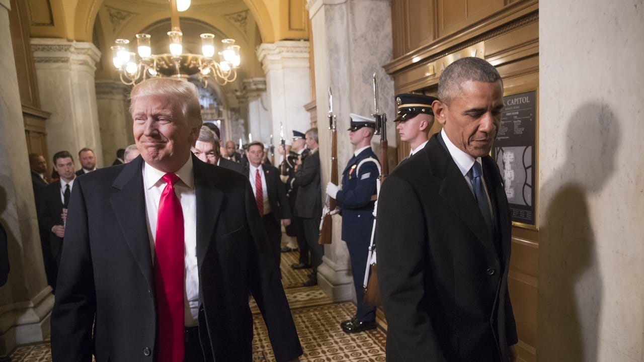 US-Präsident Donald Trump (l) und Vorgänger Barack Obama kritisieren sich gegenseitig.