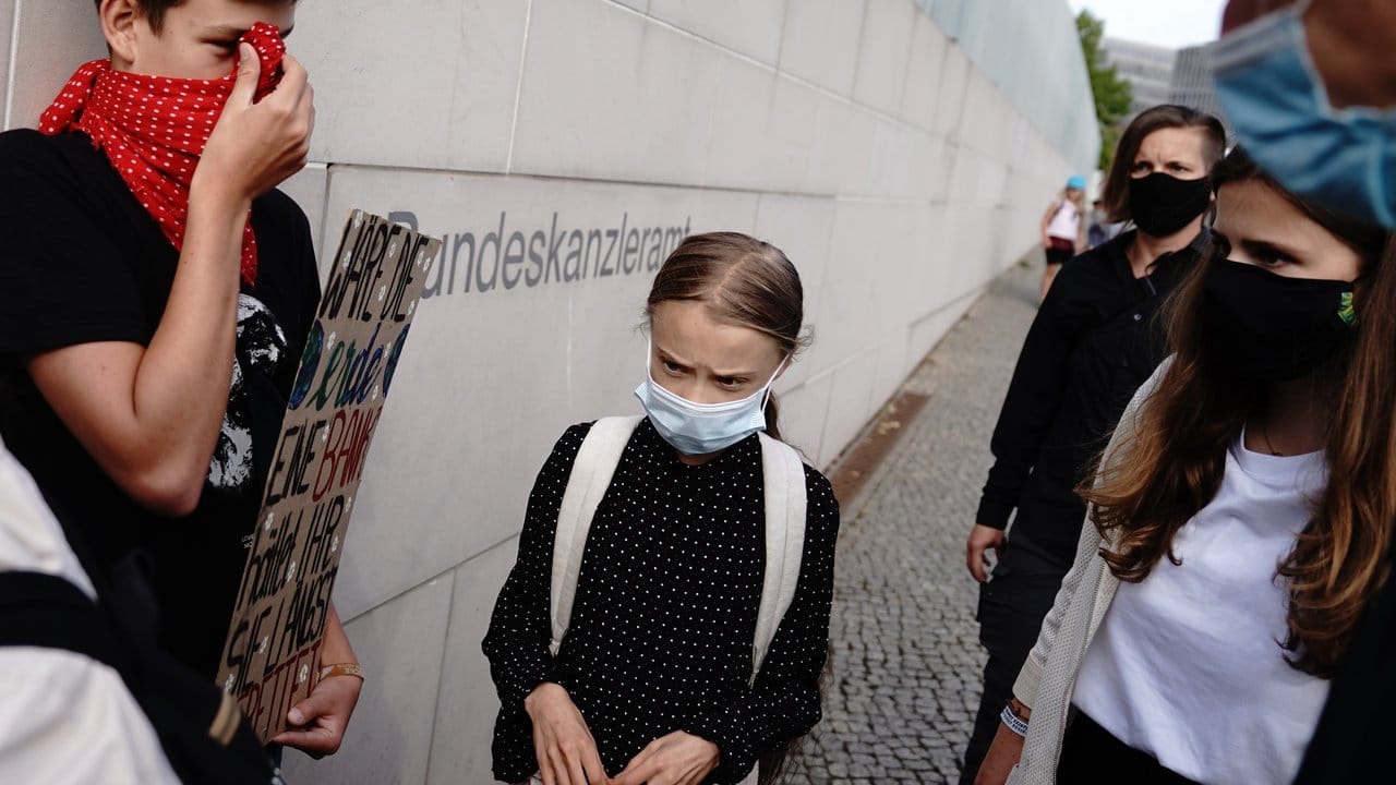 Die Klimaaktivistinnen Greta Thunberg (M) und Luisa Neubauer (r) gehen am Morgen ins Bundeskanzleramt.