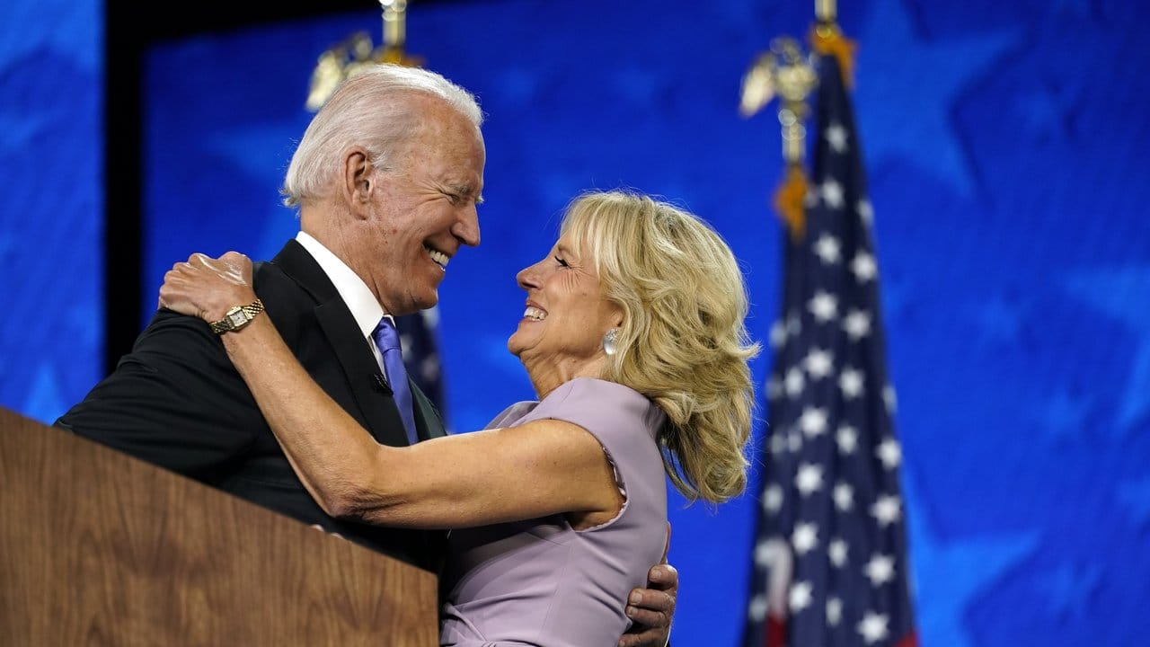 Joe Biden, demokratischer Präsidentschaftskandidat, umarmt seine Frau Jill Biden nach seiner Rede auf dem Parteitag der US-Demokraten.