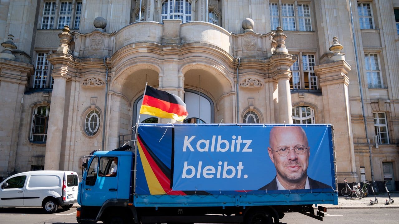 Ein LKW mit dem Konterfei des ehemaligen Brandenburger AfD-Fraktionsvorsitzenden Andreas Kalbitz fährt am Berliner Landgericht vorbei. Ein LKW mit dem Konterfei des ehemaligen Brandenburger AfD-Fraktionsvorsitzenden Andreas Kalbitz fährt am Berliner Landgericht vorbei.