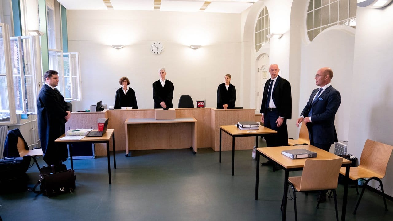 Rechtsanwalt Andreas Schoemaker (l), Vertreter von Andreas Kalbitz, Alexander Wolf (r), AfD-Bundesvorstand, und der Rechtsanwalt der Partei, Joachim Steinhöfel (2. Rechtsanwalt Andreas Schoemaker (l), Vertreter von Andreas Kalbitz, Alexander Wolf (r), AfD-Bundesvorstand, und der Rechtsanwalt der Partei, Joachim Steinhöfel (2.