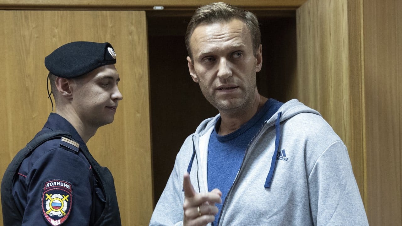 Alexej Nawalny, Oppositionsführer aus Russland, spricht in einem Gerichtssaal.