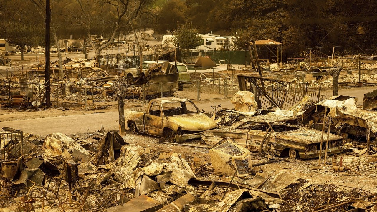 Die Waldbrände haben Tausende Menschen aus ihren Häusern getrieben.