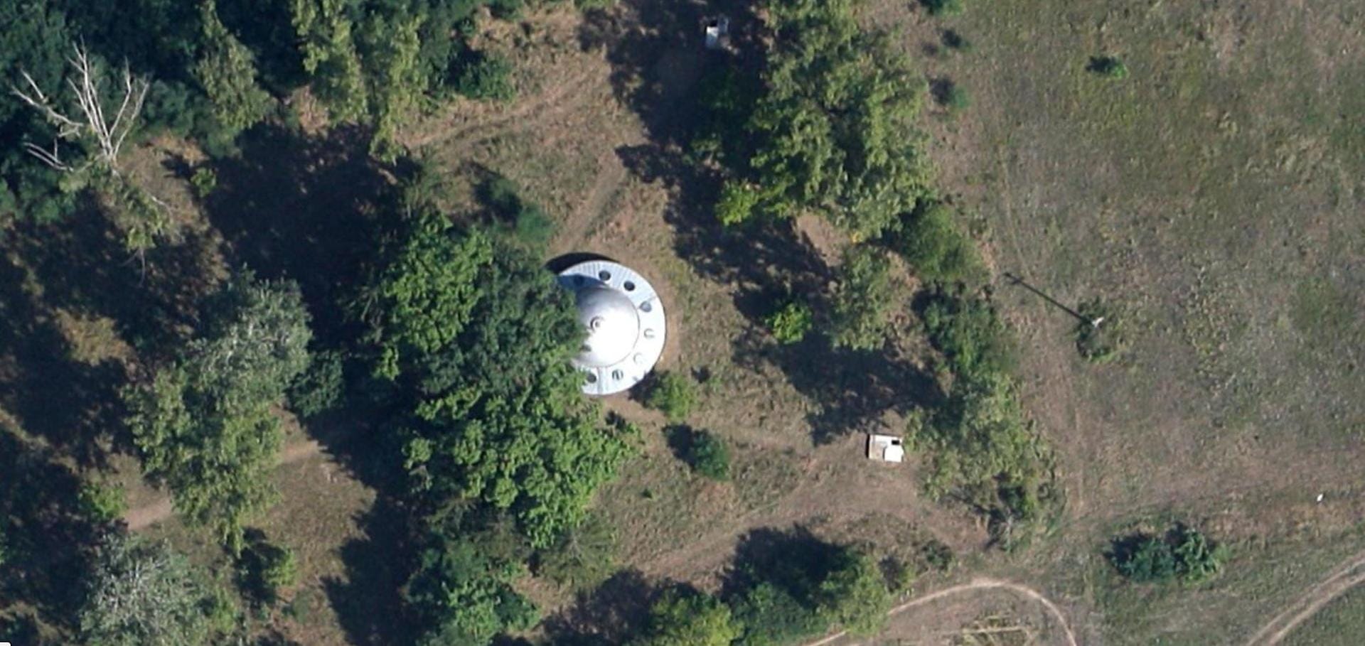 Ist hier in einem Wäldchen im westlichen Rumänien etwa ein gelandetes Ufo zu sehen? Nein, Ortskundige berichten, dass es sich dabei um einen Wasserturm handeln soll. Auf Google Maps finden sich aber auch Erfahrungsberichte von Nutzern, die hier Aliens getroffen haben wollen – wer weiß.