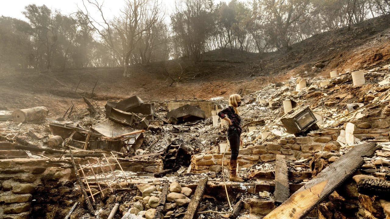Völlige Zerstörung: Eine Frau inspiziert die Überreste des Hauses ihres Partners in Vacaville.