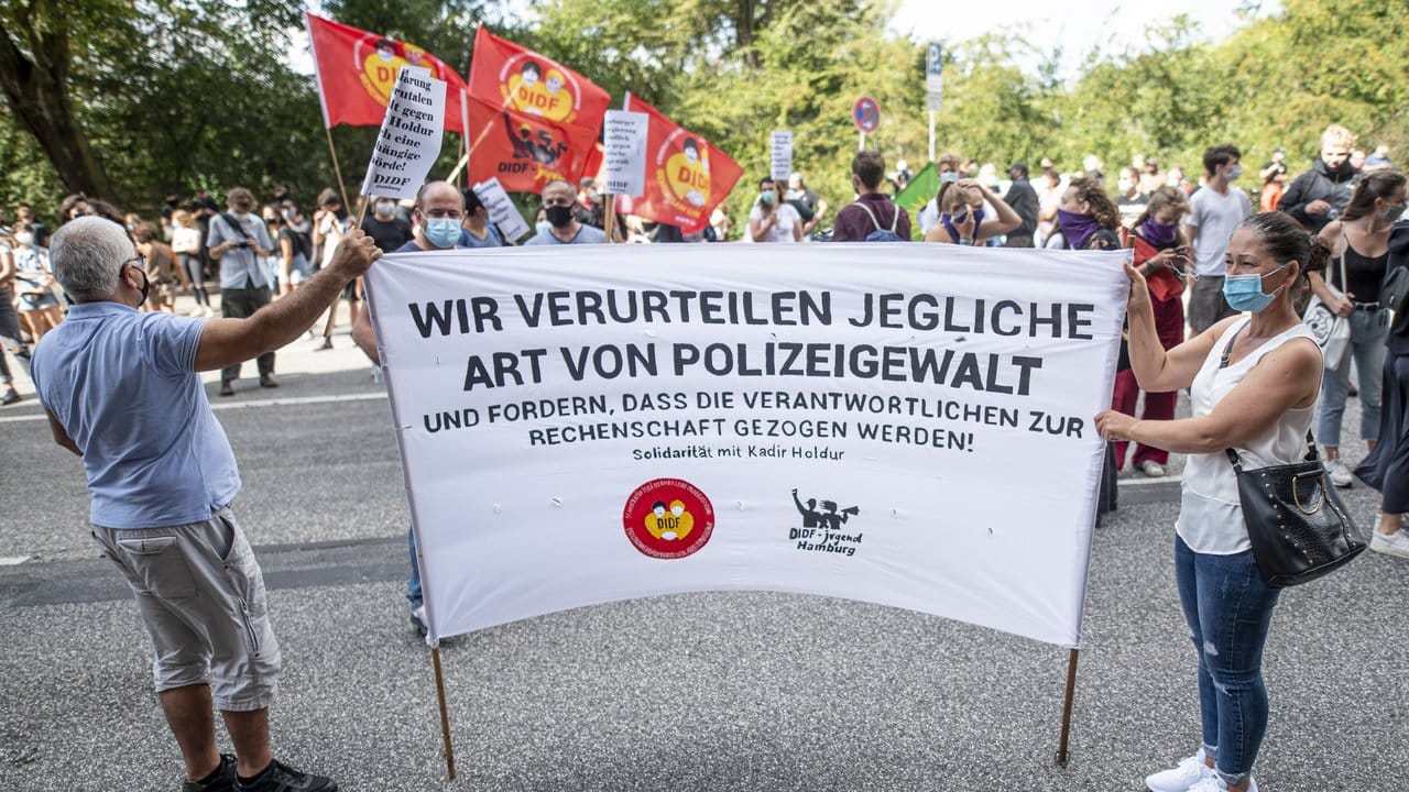 Rund 250 Menschen protestierten in Hamburg gegen rassistische Polizeigewalt. Rund 250 Menschen protestierten in Hamburg gegen rassistische Polizeigewalt.