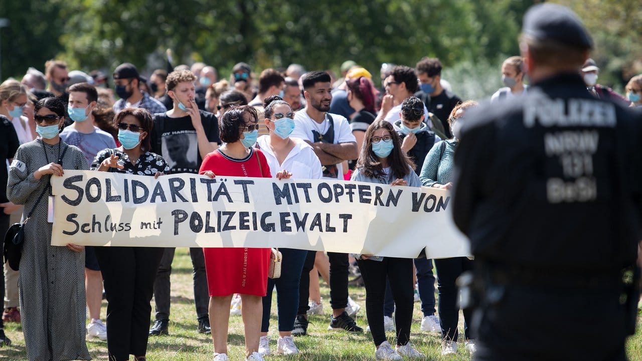 Protestveranstaltung gegen Polizeigewalt in Düsseldorf. Protestveranstaltung gegen Polizeigewalt in Düsseldorf.