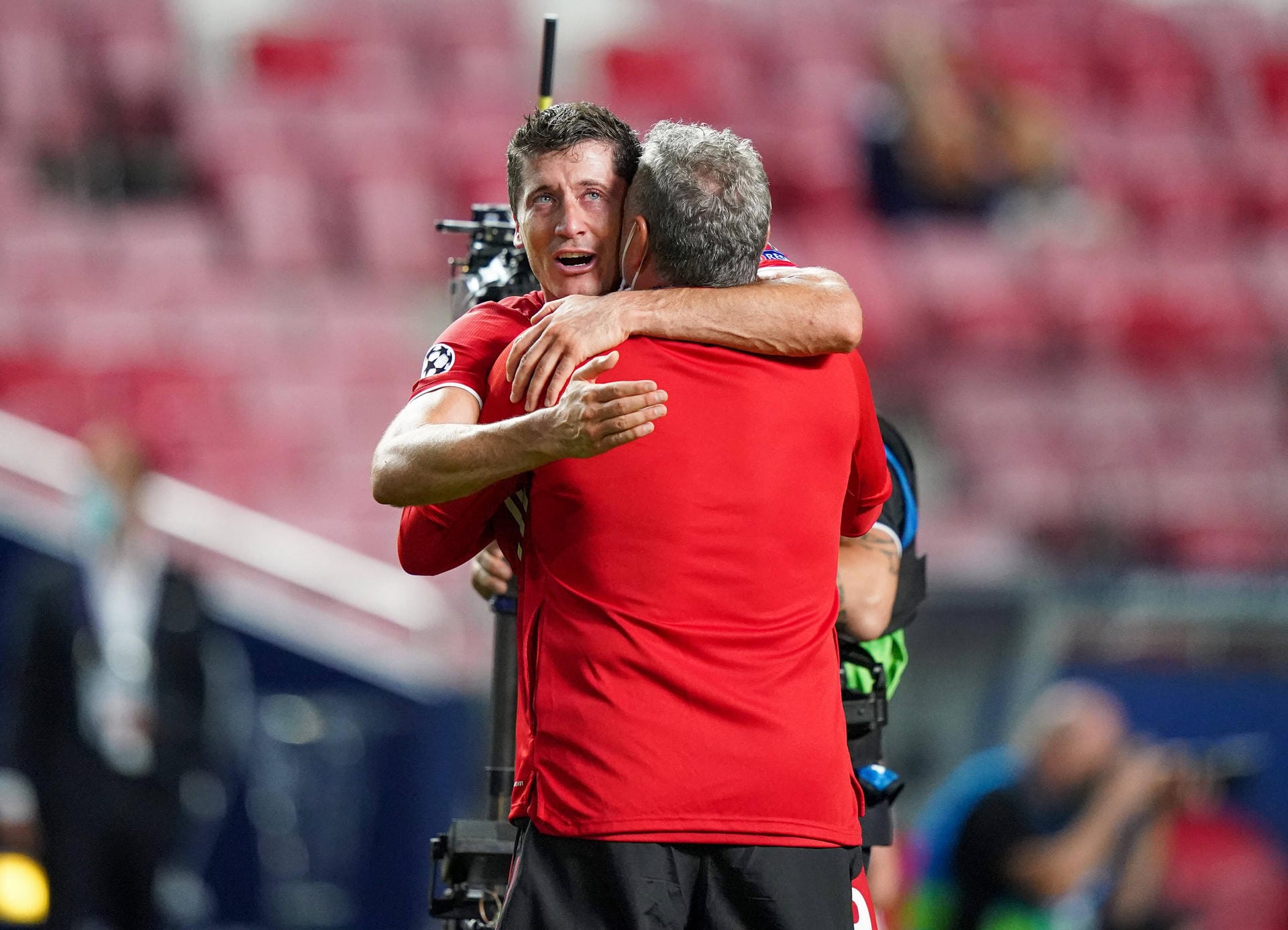 Am Ziel seiner Träume: Bayerns Torjäger Robert Lewandowski hat nach dem Abpfiff Tränen in den Augen.