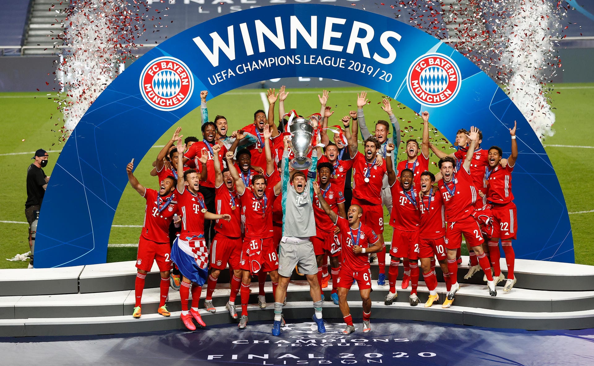 Es ist geschafft! Der FC Bayern ist Champions-League-Sieger 2020. Das Finale in Lissabon gegen Paris Saint-Germain war für den Deutschen Meister allerdings ein hartes Stück Arbeit – zumal die von Thomas Tuchel trainierten Franzosen voll dagegenhielten. Beide Teams in der t-online.de-Einzelkritik.