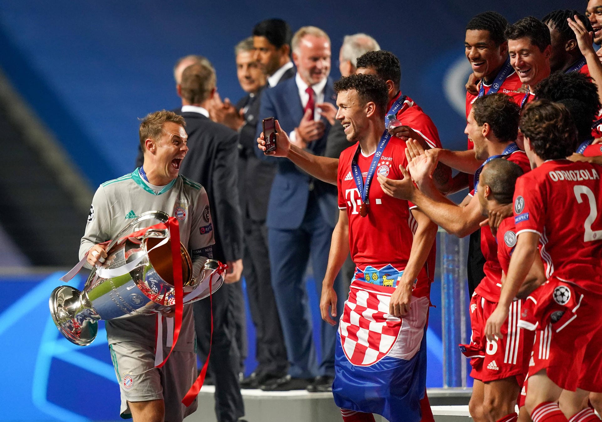 Pure Freude: Kapitän Manuel Neuer mit dem Pokal in der Hand.