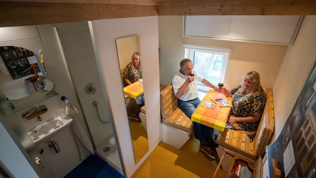Der Architekt Achim Schollenberger (l) sitzt gemeinsam mit seiner Partnerin Simone Stiefel im ersten Stockwerk ihres kleinen Wohnhauses.
