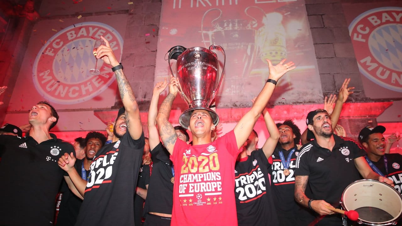 Die Spieler des FC Bayern München feiern mit dem Pokal bei der Party nach dem Sieg. Die Spieler des FC Bayern München feiern mit dem Pokal bei der Party nach dem Sieg.