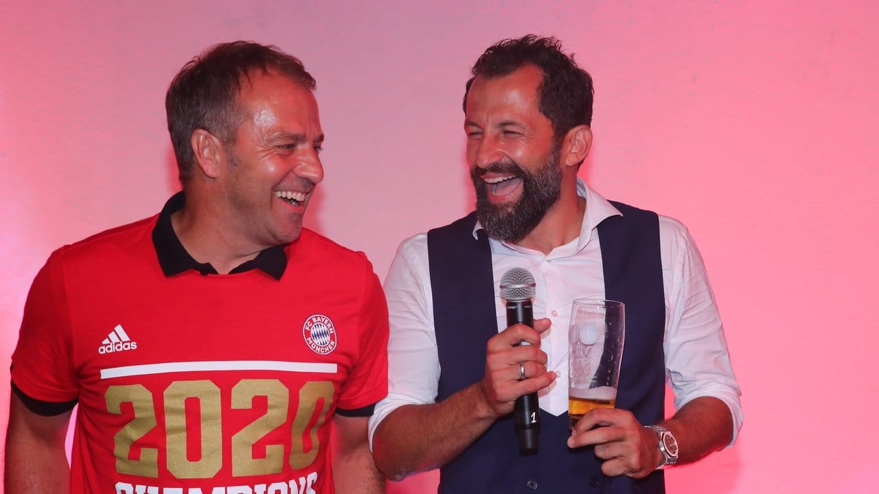Trainer Hansi Flick (l) und Sportdirektor Hasan Salihamidzic bei der Party nach dem Spiel. Trainer Hansi Flick (l) und Sportdirektor Hasan Salihamidzic bei der Party nach dem Spiel.