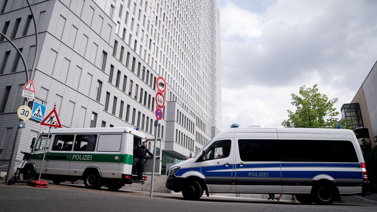 Mannschaftswagen der Berliner Polizei stehen vor der Charité.