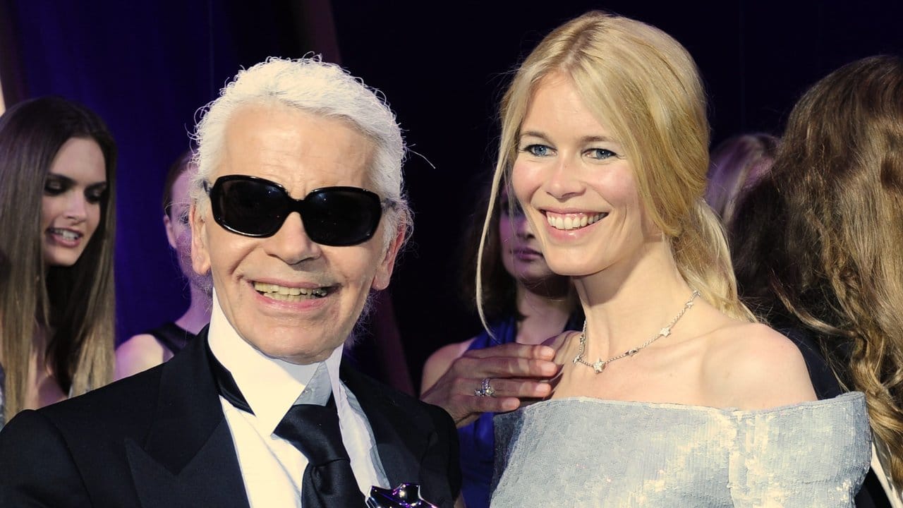 Claudia Schiffer mit ihrem Entdecker und Förderer Karl Lagerfeld (2008). Claudia Schiffer mit ihrem Entdecker und Förderer Karl Lagerfeld (2008).