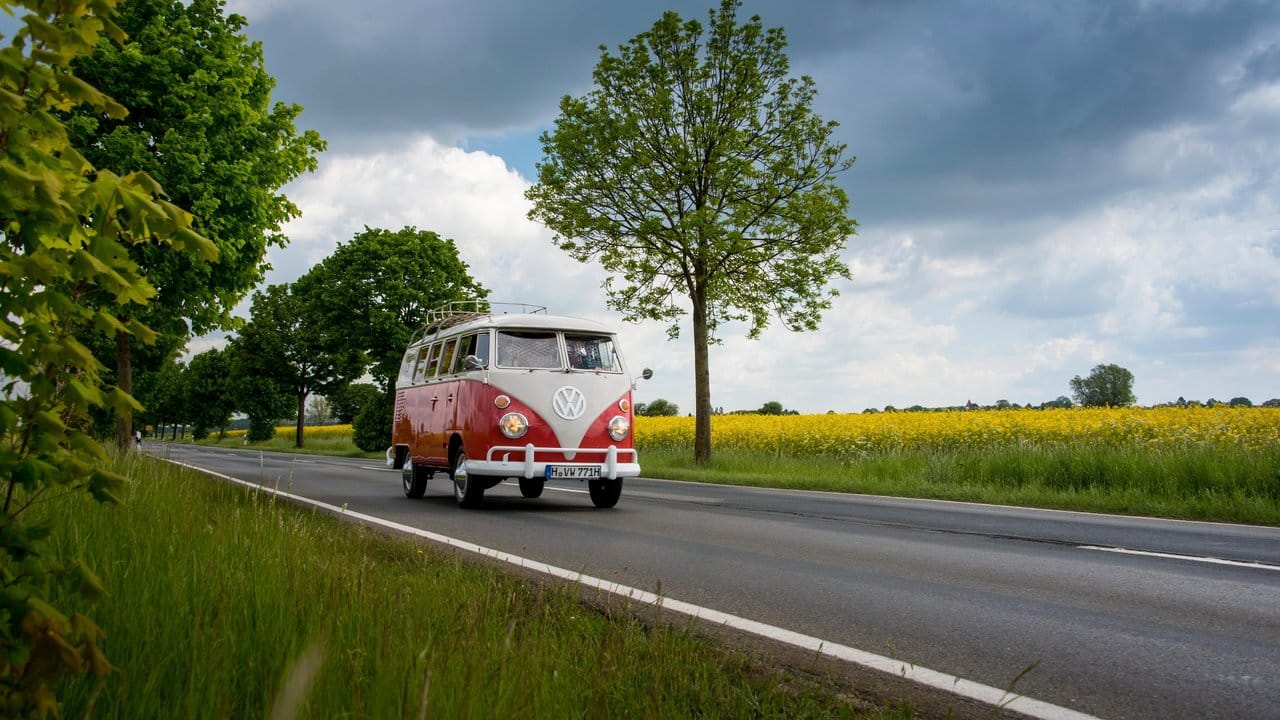 Für den Traum mit einem Bulli zu verreisen, müssen Sie keinen T1-Bus kaufen - Volkswagen Nutzfahrzeuge vermietet die Klassiker auch.
