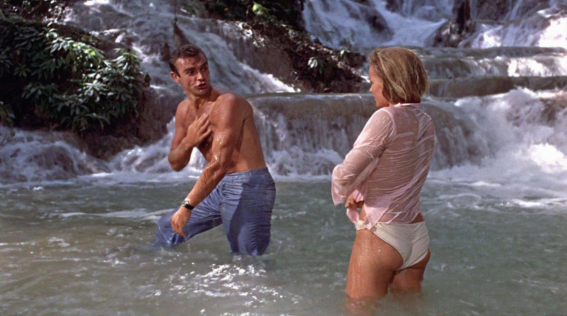 Eine weitere Szene aus "James Bond – 007 jagt Dr. No" von 1962: Sean Connery mit Ursula Andress