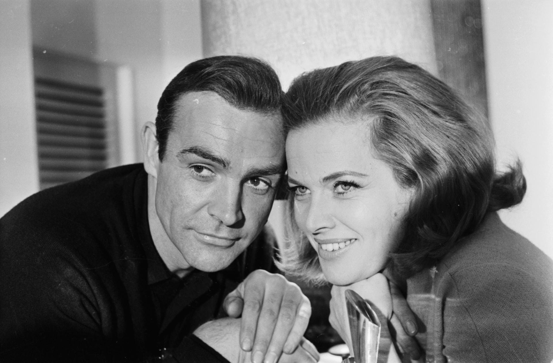 1964: Sean Connery und Honor Blackman promoten den 007-Film "Goldfinger".